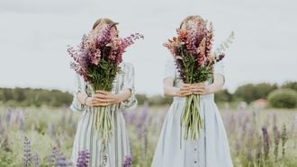 twee meisjes in bloemenveld
