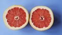 twee helften van grapefruit