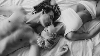 Koppel in bed.
