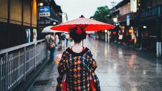 Japanse vrouw op weg naar onsen