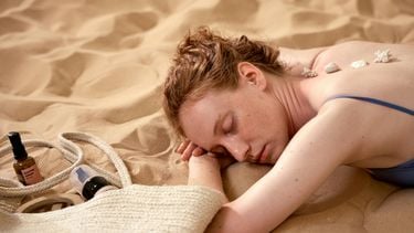 vrouw neemt skincare mee op reis