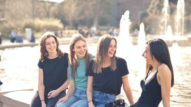 Vier vriendinnen die kletsen bij een fontein