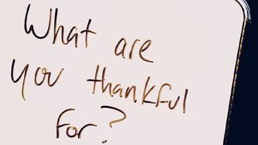 bord met daarop de tekst: what are you thankful for