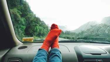 twee voeten in rode sokken