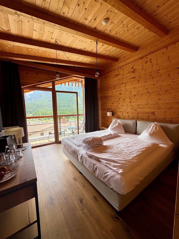 Onze hotelkamer met uitzicht op de Dolomieten.