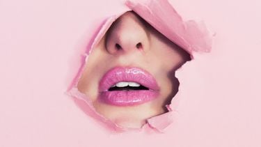 vrouwen lippen in een roze doek