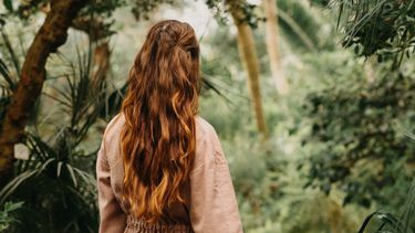 vrouw die manieren om van stress af te komen toepast