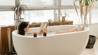 vrouw neemt een bad in de winter als self-care