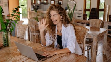 vrouw onderhoudt netwerk in buitenland