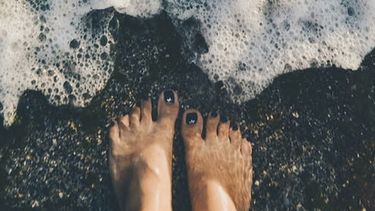 voeten in de zee
