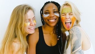Drie vrouwen die aan skincare doen
