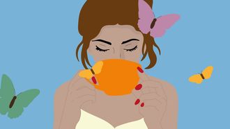 illustratie vrouw drinkt koffie met vlinders