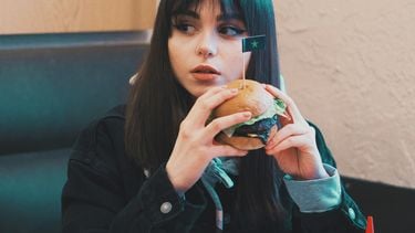 vrouw gaat weer vlees eten
