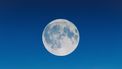 volle maan op blauwe lucht