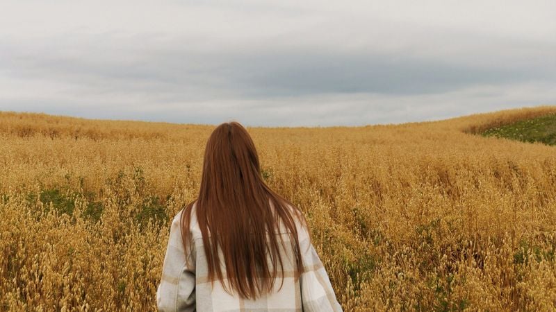 vrouw loopt verliefd over haar boerderij