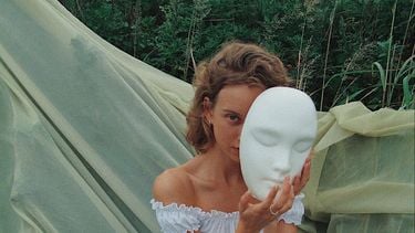 vrouw met masker