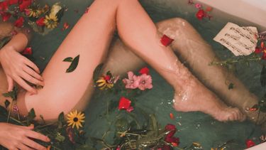 meisje in bad met bloemen
