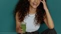 vrouw drinkt glas met matcha