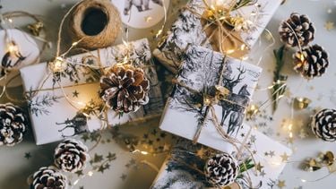 duurzame-cadeaus voor de feestdagen bij de kerstboom