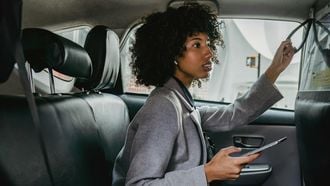 vrouw neemt een taxiritje via diva-ride