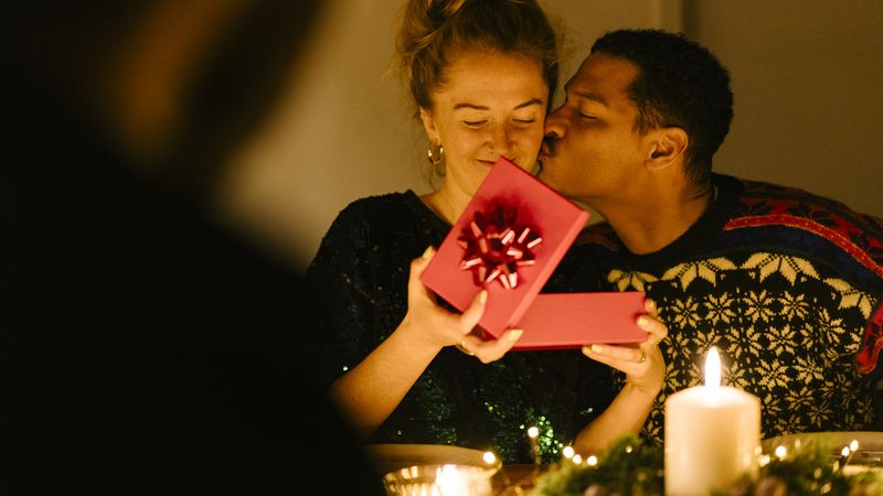 Vergeet het krijgen van cadeaus: geven maakt je veel gelukkiger, zeggen onderzoekers