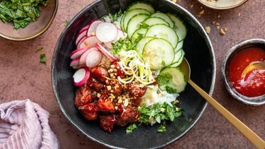 vegan rijstbowl met krokante tempeh