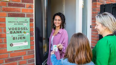 The Pollinators organiseert actie om bloemzaad uit te delen.