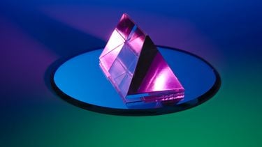 Een prisma die op een spiegel staat