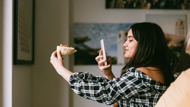 vrouw maakt foto van eten