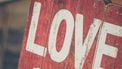houten bord met daarop de letters liefde