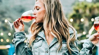 Vrouw met twee glazen wijn in haar hand