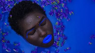 Vrouw ligt in een blauw bad