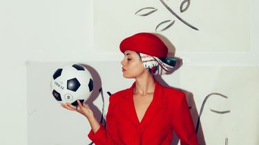 Vrouw met een voetbal