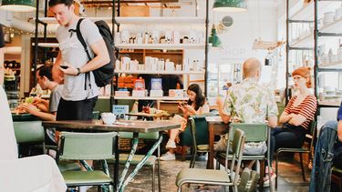 millennials werken in cafe