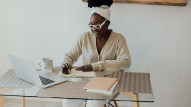 Vrouw schrijft aan bureau