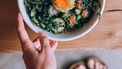 vrouw houdt eten vast