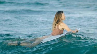 vrouw surft in leukste-surfhotspots-europa