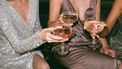 Vrouwen houden drankjes vast
