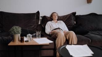 Uitgeput na een kantoordag? Dít kan volgens een werkgelukexpert je batterij ongemerkt leegtrekken