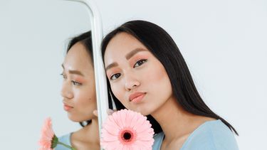 vrouw bij spiegel en zelfliefde