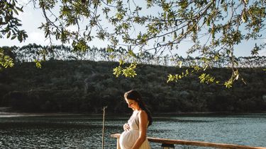 Zwangere vrouw bij een meer