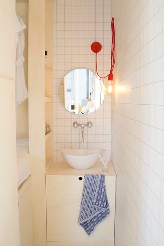 kleine badkamer met ronde spiegel