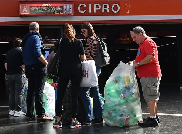Inwoners Rome recyclen plastic flessen voor metro en bus tegoed