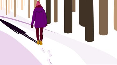 vrouw die gaat wandelen in de kou