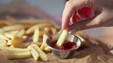 Frietjes met ketchup