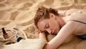 vrouw neemt skincare mee op reis