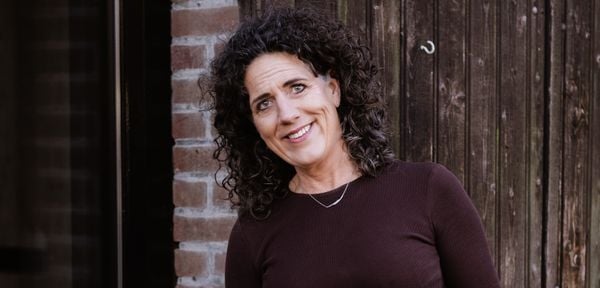 Chantal (57) had door chronische pijn een bed in de woonkamer: ‘Nu dans ik weer op hakken’