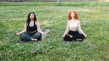 vrouwen doen Atmata Yoga