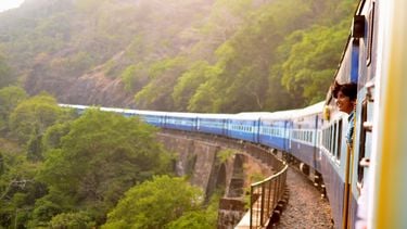 een rijdende trein door India