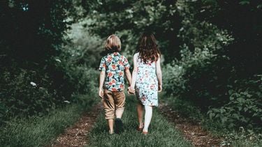 jongen en meisje lopen hand in hand
